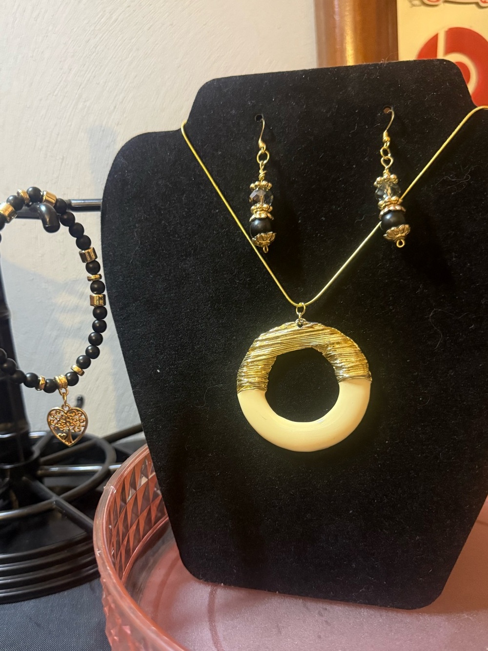 Jewelry Set - Picture 2 of 5